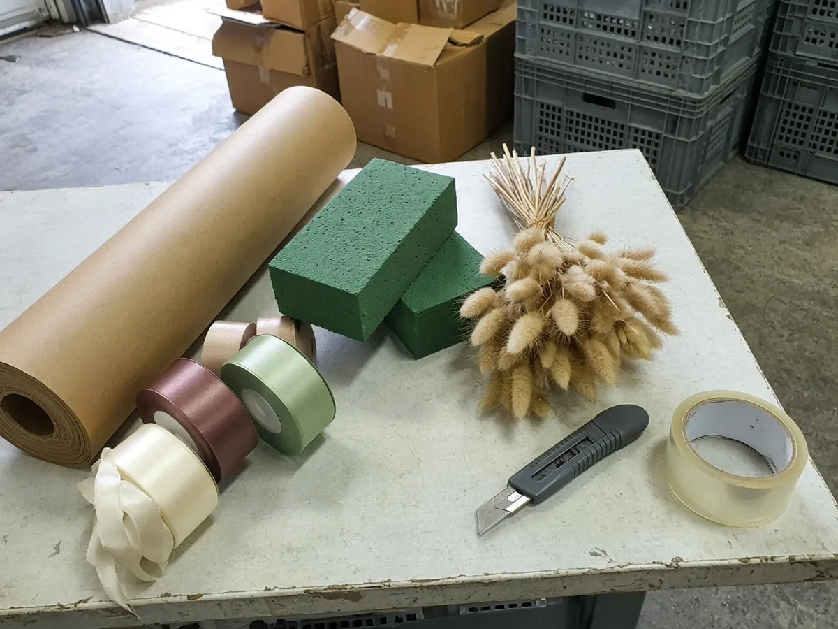 Papier kraft, wstążki, gąbka florystyczna i susz